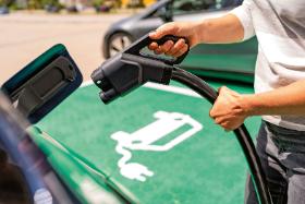 Samochody elektryczne są drogie, wymagają budowy tysięcy stacji ładowania, rodzą też liczne ryzyka związane z zapewnieniem surowców do produkcji akumulatorów i silników elektrycznych.