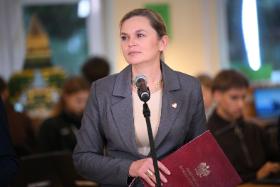 „Chciałabym, żeby nasza ministra uważniej słuchała praktyków, którzy stoją przy tablicy przez kilkadziesiąt godzin tygodniowo”.