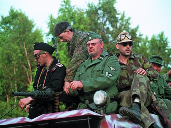 Pan Kazio (trzeci od lewej) sam sobie zbudował czołg i skompletował załogę.