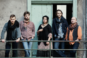 Caci Vorba to interpretatorzy muzyki romskiej i towar eksportowy muzyki folkowej z Polski. Występowali na legendarnym brytyjskim festiwalu world music WOMAD, zdobyli nagrodę Niemieckich Krytyków fonograficznych, zagrali ponad 400 koncertów w 19 krajach. Prestiżowy magazyn „Songlines” zachwycił się zespołem i ich liderką Marią Natanson. Opowiada Maria Pomianowska: – Wokalistka jako 15-latka wyjechała na Karpacką Ukrainę, jeden z najbardziej odizolowanych regionów dzisiejszej Europy. Spędziła tam kilka lat, ucząc się języków i muzyki romskiej. Jest nie tylko najlepszą gadji (nieromską) piosenkarką śpiewającą cygańskie pieśni, ale także jedną z najlepszych piosenkarek w ogóle.