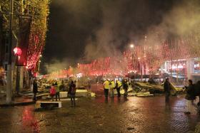 Pola Elizejskie po demonstracji „żółtych kamizelek” 25 listopada 2018 r. „To jest klasyczny protest godnościowo-rewolucyjny”.