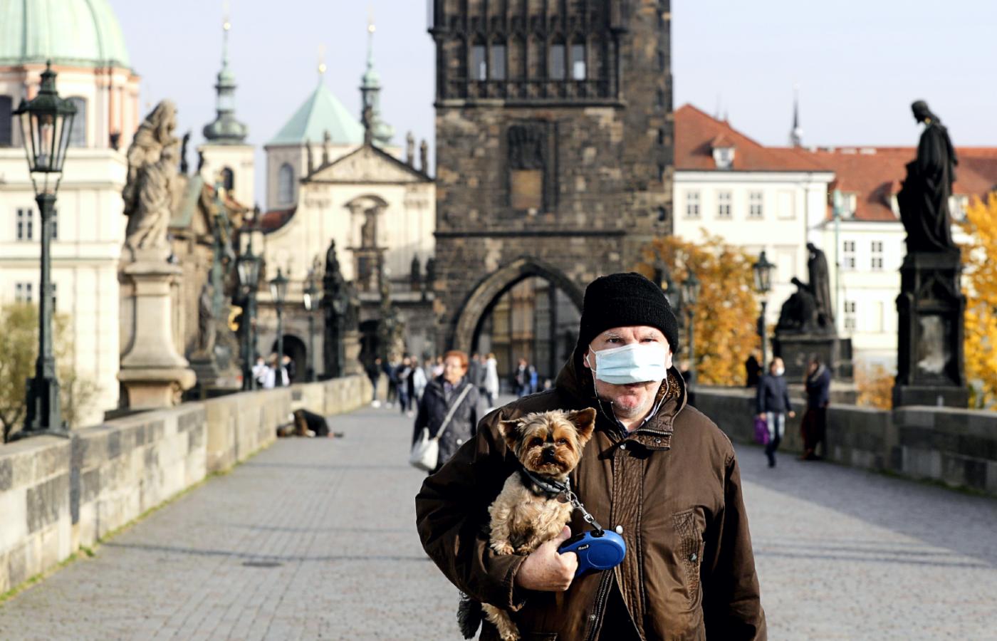 Czechy zaostrzają restrykcje. Na zdjęciu Most Karola w Pradze