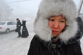 Studentki uczą się nawet wtedy, kiedy chłód osiąga minus 50 i więcej. Ale widać je dopiero przy minus 40 stopni Celsjusza, kiedy to rzednie smog.
