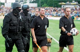 Filozofia zabezpieczenia imprezy wyznawana przez UEFA: służby mają być niewidzialne.