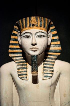 Amenhotep I, władca z XVIII dynastii, w królewskiej chuście zwanej nemes. Posąg znaleziony w Deir el-Medina wykonano za panowania XIX dynastii.