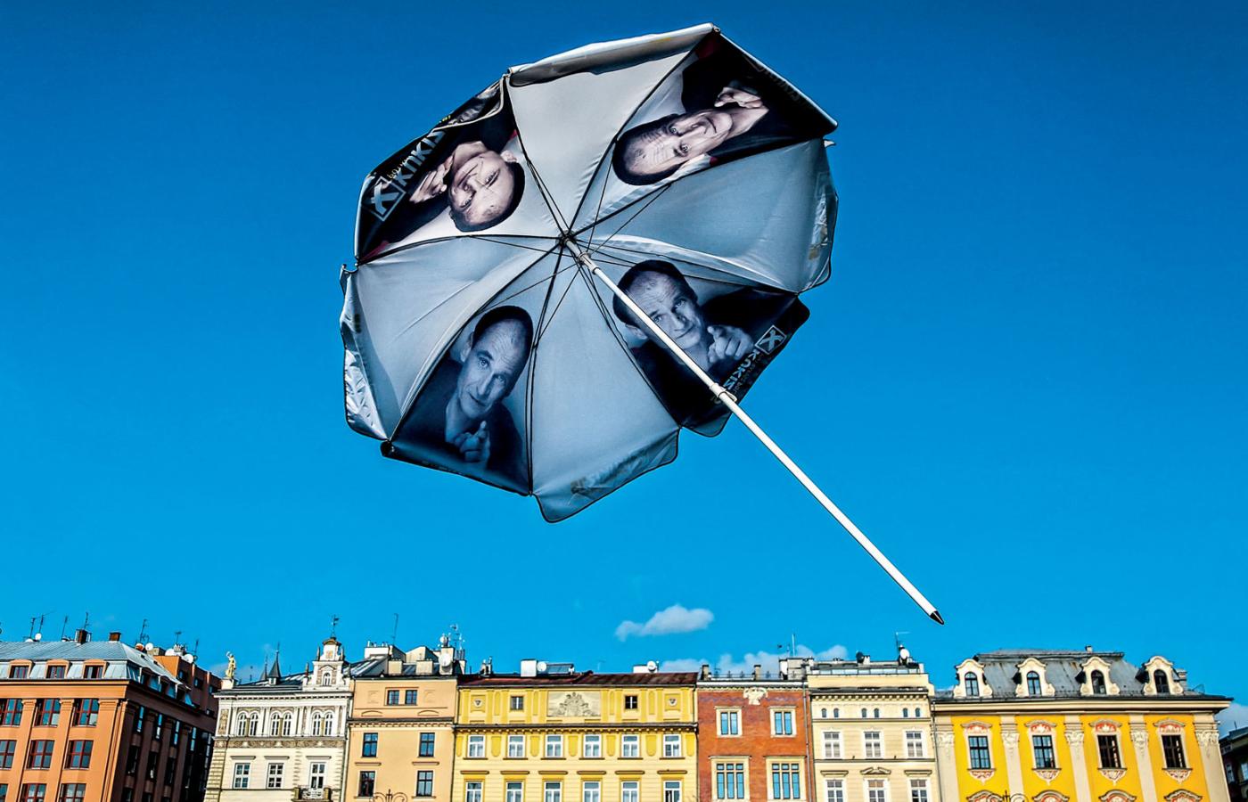 Kraków 2016 r., parasolka porwana ze stanowiska Kukiz'15, przy którym zbierano podpisy za referendum w sprawie uchodźców