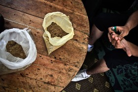 Dwa kilogramowe worki proszku haszyszowego klasy 0.