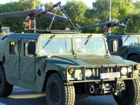 Pojazdy terenowe Humvee z dronami Orbiter. Bezzałogowce rozpoznawcze zostały zakupione w 2005 r. dla JW. Grom.