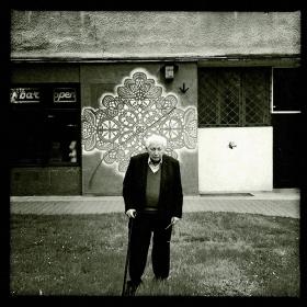 Przed domem przy Mickiewicza, gdzie spędził dzieciństwo i młodość.