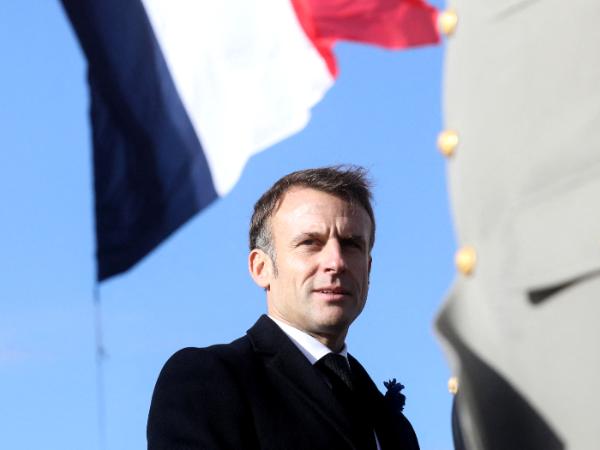 Długofalowe podejście najbardziej różni Warszawę i Paryż, ale bliższa perspektywa stała się niemal identyczna: Ukraina musi przetrwać, a Rosja musi zostać pokonana. Na zdjęciu prezydent Francji Emmanuel Macron.