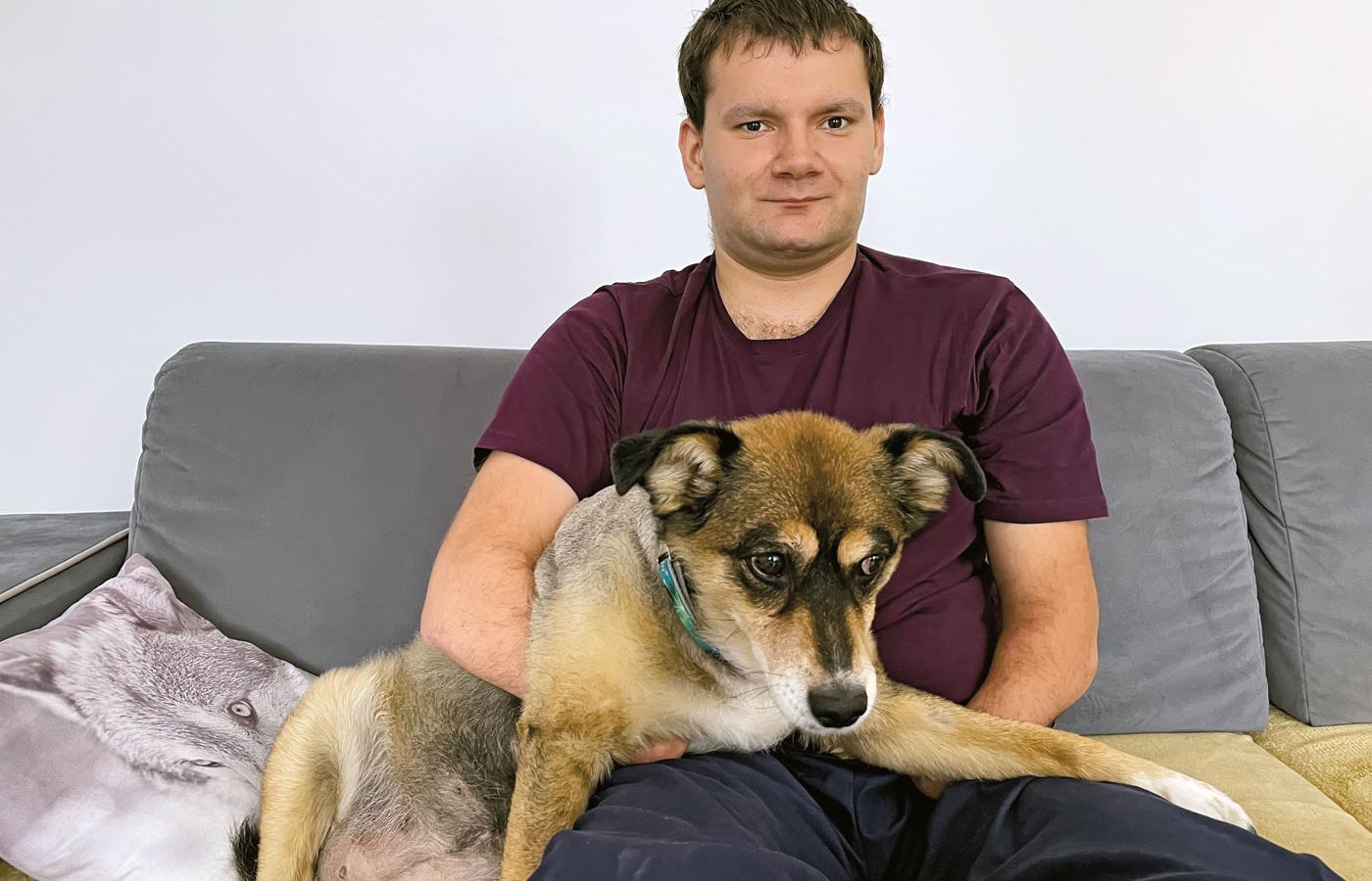 Michał Chrobak ze swoim psem opiekunem.