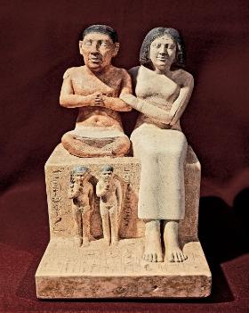 Karzeł Seneb piastował na dworze faraona Cheopsa (ok. 2620-2580 r. p.n.e) wysokie urzędy, znaleziona w jego grobie rzeźba przedstawia go z żoną i dwójką dzieci.