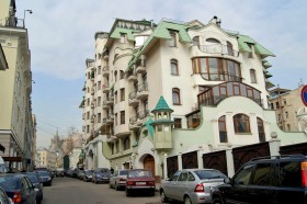 Jedna z najdroższych ulic świata, moskiewska Ostożenka. Ceny mieszkań dla wielu mieszkańców Moskwy są tu zaporowe.
