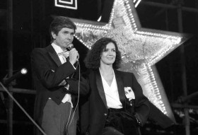 Sylwester w państwowej telewizji tego orwellowskiego roku 1984 miał przekonywać o porządku, stabilizacji i cieszyć błyskotkami. Prowadzący, dziennikarz muzyczny Krzysztof Szewczyk, reprezentował nowe pokolenie w telewizji.