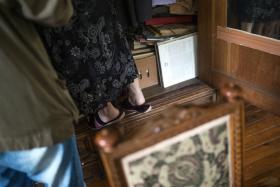 Zofia Dzięcioł: – A tu jest ta szafa, co pani o nią pytała. I wiszą w niej cały czas rzeczy Starego: marynarki, garnitur, i jeszcze frak. Ale widzę, że już mole wszystko obtańcowały. Dawno tu nie zaglądałam...