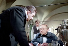 Kadr z filmu „Lalka” z roku 1968 w reżyserii Wojciecha Hasa. Na zdj. Mariusz Dmochowski (z lewej) jako Stanisław Wokulski z Tadeuszem Fijewskim w roli Ignacego Rzeckiego