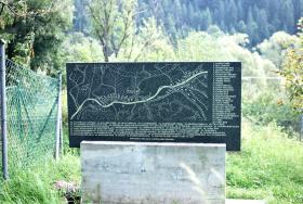 Cmentarz, dwustronny pomnik upamiętniający dawnych mieszkańców Dołżycy, z planem nieistniejącej dziś łemkowskiej wioski. Dzisiejsza Dołżyca położna jest obok tej starej.