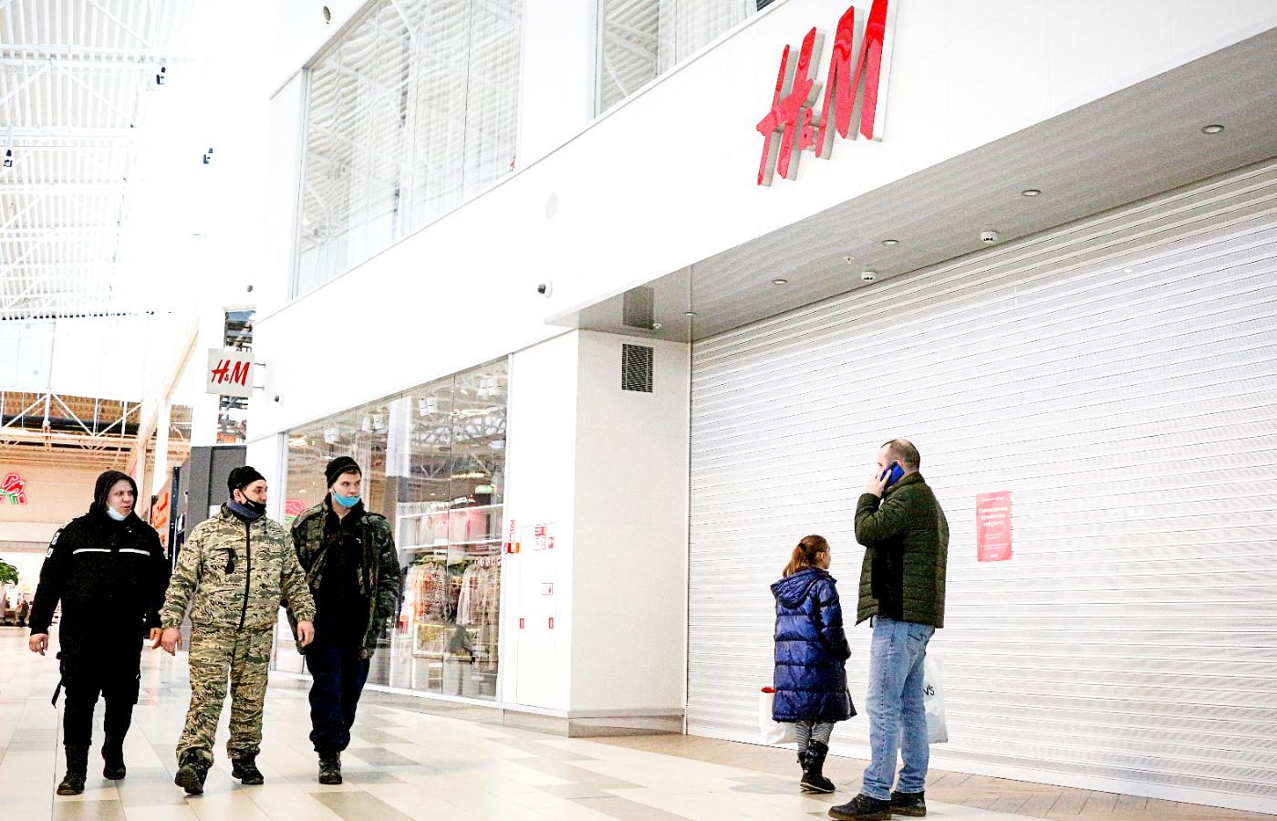 Zamknięty sklep sieci H&M w Rosji, Omsk, 2 marca 2022 r.
