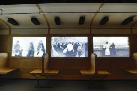 Symboliczny pociąg. A w oknach – ilustracje postaw Polaków wobec Żydów.