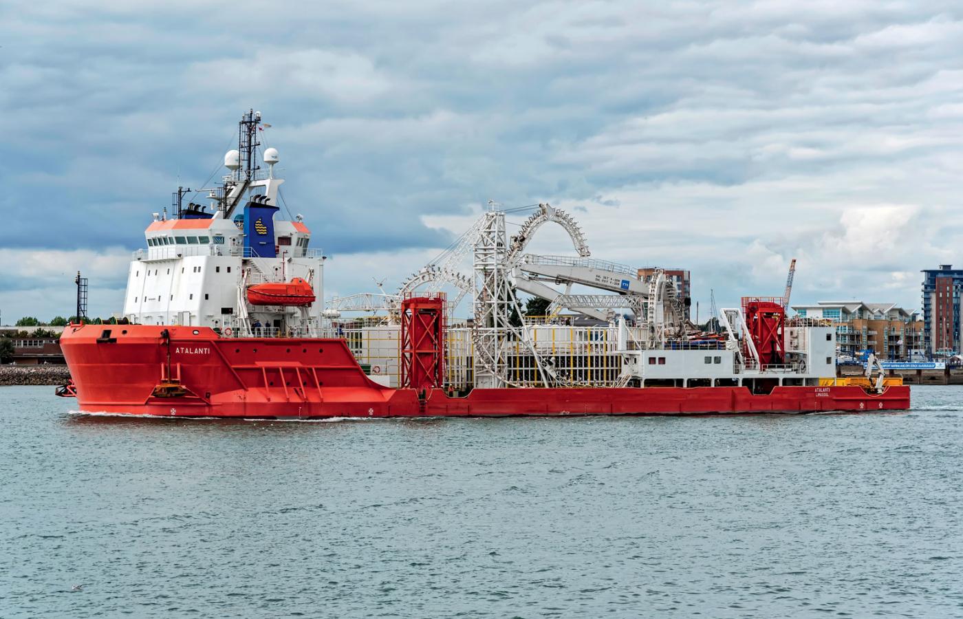 Seven Mar zaliczany jest do podklasy wielozadaniowych układaczy (flexible lay ship). Może budować rurociągi oraz podmorskie arterie energetyczne i telekomunikacyjne. Na zdjęciu: podczas remontu jednostki w Gdańskiej Stoczni Remontowej SA w 2017 r.