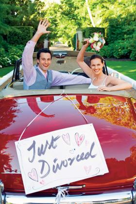Bannery „Just divorced” zgodnie z amerykańską tradycją można umieścić z tyłu samochodu.