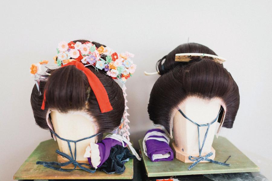 Tradycyjne peruki noszone przez japońskie gejsze i maiko (uczennice gejsz).