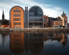 3. Siedziba BRE Banku (Bydgoszcz). Proj. Andrzej Bulanda i Włodzimierz Mucha, 1998 r. Subtelna symbolika (pełne przeszklenie jako wyraz transparentności bankowych interesów), szacunek dla otoczenia, ciekawe nawiązanie do tradycji nadrzecznych spichrzów.