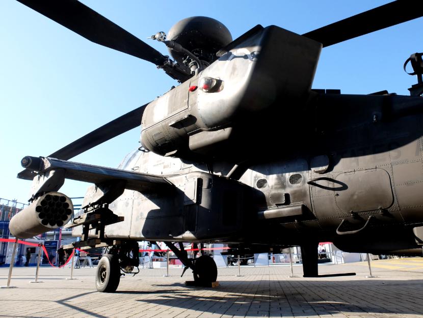 Amerykański śmigłowiec uderzeniowy AH-64D Apacz przed pawilonem USA