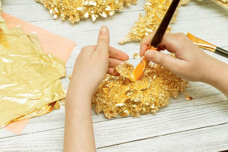 Proces złocenia polega na pokrywaniu przedmiotów bardzo cienką warstwą złota.