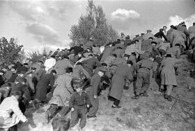 Mimo że stadion X-lecia mieścił więcej kibiców niż dzisiejszy, wejść było mniej. 1957 r.