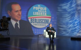 Prof. Mancini: Kiedy Berlusconi wygrał swoje pierwsze wybory, mówiono: „To nie Berlusconi wygrał. To telewizja wygrała. Społeczeństwem rządzą wartości stacji komercyjnych”.