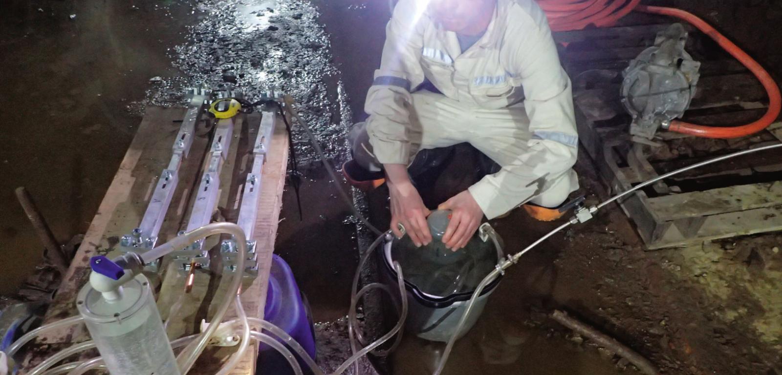 Naukowiec Oliver Warr pobiera próbki wody sprzed 1,2 mld lat w kopalni Moab Khotsong w RPA.