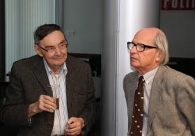 Jurorzy zatopieni w rozmowie: Marian Turski (POLITYKA) i prof. Marcin Kula (Akademia Teatralna im. Aleksandra Zelwerowicza)