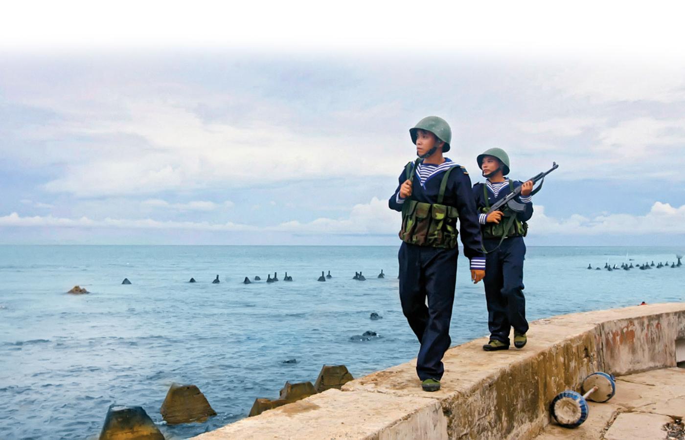 Wietnamscy marynarze na patrolu. Spory o wody terytorialne z Chinami przybierają na sile.