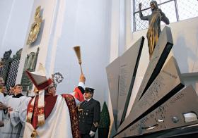 Gdański kościół Mariacki, epitafium ku czci ofiar katastrofy smoleńskiej autorstwa Andrzeja Renesa.