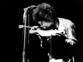 Gra zębami, symulowanie kopulacji i podpalanie instrumentu to ulubione gitarowe sztuczki Jimiego Hendriksa