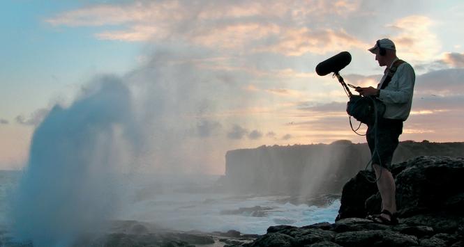 Chris Watson nagrywający gejzery.