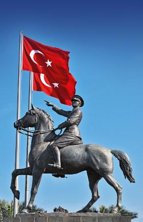 Pomnik Kemala Atatürka w Izmirze.