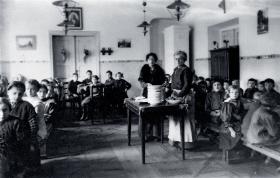 Dzieci w ochronce im. św. Teresy, Lwów, 1905 r.