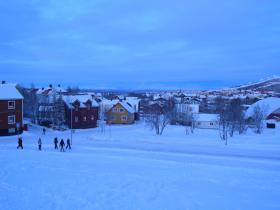 Od Ystad na południu po polarną Kirunę (na fot.) miasta szwedzkie mają swoich literackich patronów, których wykorzystują do ściągania turystów.