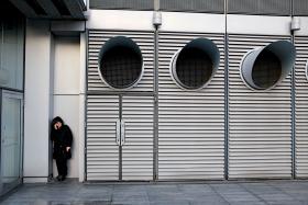 Dziś można palić tylko w wyznaczonych strefach (np. na tyłach londyńskiego biurowca).