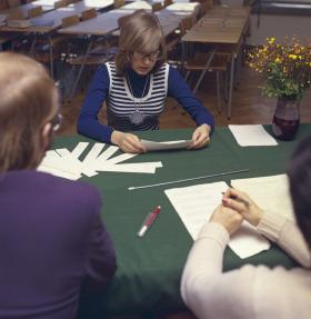 Na maturze trzeba zdać się na ślepy los... Na fot. ustna matura z historii w 1977 r. w jednym z warszawskich liceów.