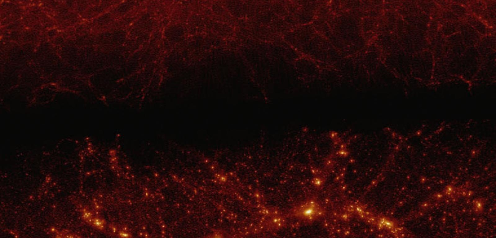 Symulacja komputerowa. U góry nikłe struktury zalążków gromady galaktyk, której światło wędrowało do nas 11 mld lat. U dołu obecny obraz gromady, już całkowicie uformowanej.