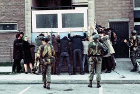 Brytyjscy żołnierze aresztują cywilów na Rossville Street.