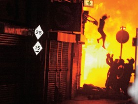 Ikoną londyńskich zajść stało się zdjęcie młodej Polki Moniki Kończyk, wyskakującej z okna płonącego domu.