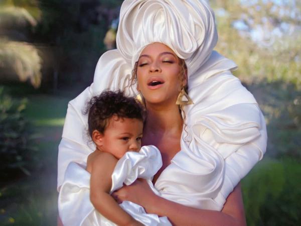 Beyoncé, królowa czarnego show-biznesu, w wideoklipie „Black Is King”.