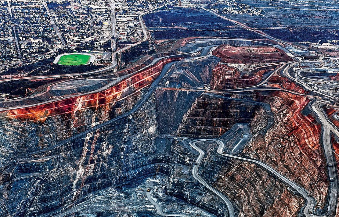 Także złoto wydobywa się na masową skalę. Na fot.: odkrywkowa kopalnia w pobliżu australijskiego miasta Kalgoorlie.
