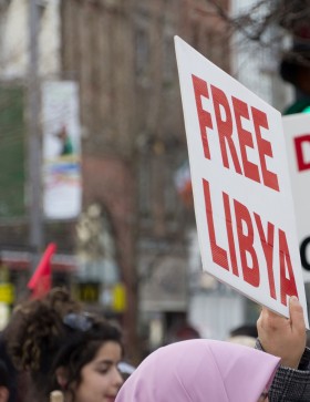 Interwencje zbrojne muszą mieć poparcie opinii publicznej. Na fot. protest przeciwko Kadafiemu w Dublinie, 19 marca 2011 r., dzień po rozpoczęciu interewencji w tym kraju.