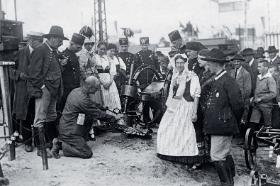 Chłopi i górnicy ze Śląska na wystawie maszyn rolniczych w Norymberdze, 1922 r.