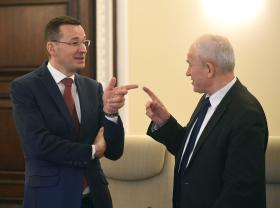 Teoretycznie całą branżę powinien kontrolować minister energii Krzysztof Tchórzewski (po prawej), ale to iluzja.